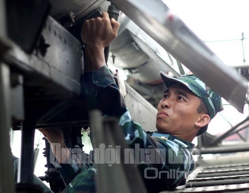 Tập trung cao độ cho nhiệm vụ tháo đạn tên lửa.