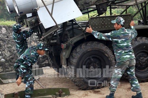 Sự hiệp đồng chặt chẽ, nhịp nhàng giữa các số trong khẩu đội bệ phóng là một trong những yếu tố quyết định, bảo đảm cho việc tháo, nạp đạn nhanh và chuẩn xác