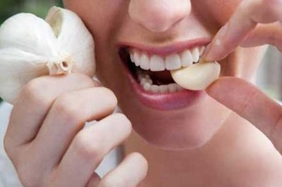 Nhai tỏi sống: Trong tỏi có chứa allicin - một chất có khả năng tiêu diệt virus và vi khuẩn trong cơ thể. Đây là một chất vô cùng có lợi cho sức khỏe, nó giúp cơ thể kháng khuẩn, bớt ho, long đờm, dễ thở và khắc phục tình trạng nghẹt mũi.