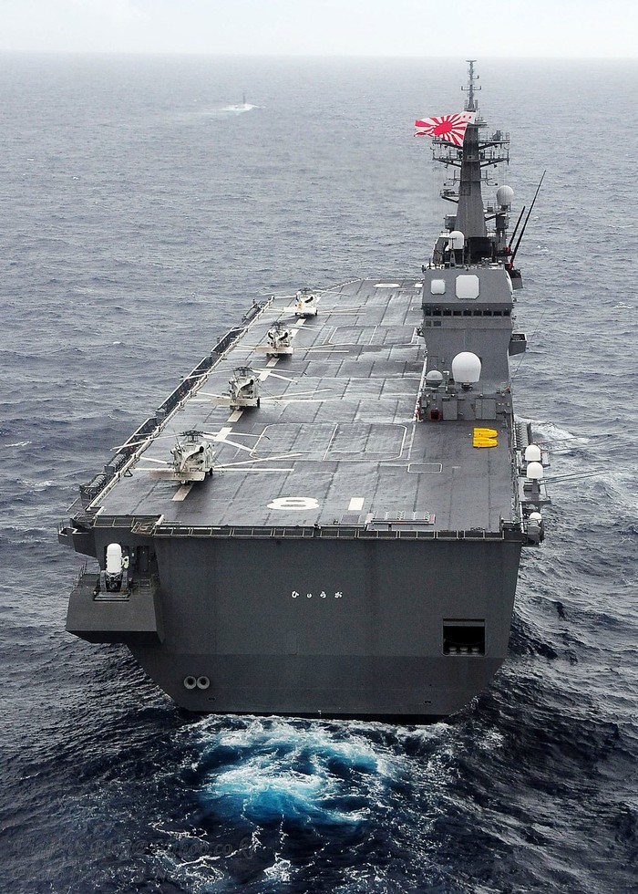 Tàu khu trục Hyuga mang theo trực thăng của Nhật Bản dài 197 m, rộng 33 m, lượng choán nước chuẩn 1.395 tấn.