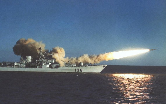 Tàu khu trục lớp Hiện Đại - Hải quân Trung Quốc phóng tên lửa chống hạm siêu âm Sunburn.