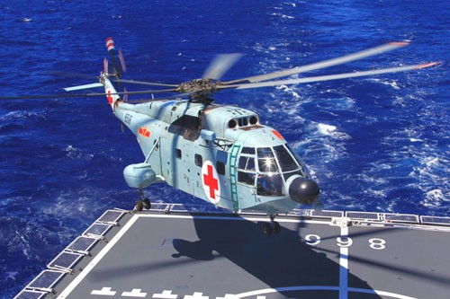 Máy bay trực thăng trên tàu bệnh viện Hòa Bình Phương Châu.