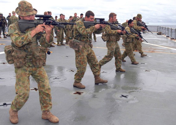 Binh sĩ hải quân Australia huấn luyện bắn súng trường.