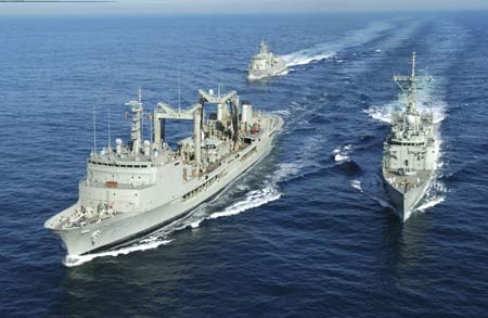 Biên đội tàu chiến Australia, trong đó bên trái là tàu tiếp tế "Thành Công".