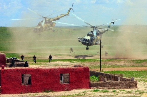 Lực lượng mặt đất và máy bay trực thăng vũ trang phối hợp tiến hành tiêu diệt "kẻ thù" cuối cùng.