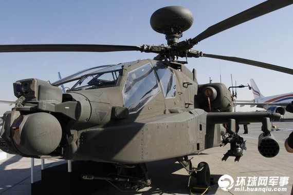 Máy bay trực thăng tấn công Apache của Lục quân Các tiểu vương quốc Ả-rập thống nhất trưng bày tại Triển lãm Hàng không Dubai năm 2011.