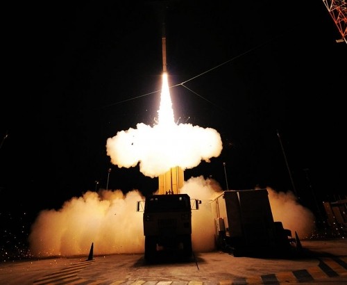 Tên lửa đánh chặn của hệ thống phòng thủ tên lửa Mỹ được phóng lên.