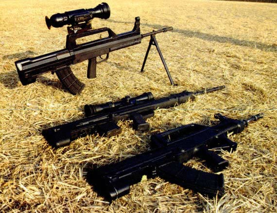 Súng máy, súng trường bắn tỉa (súng ngắm), súng trường tự động Type 95 do Trung Quốc sản xuất.