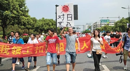 Dân Trung Quốc biểu tình chống Nhật Bản, mang theo khẩu hiệu đòi tuyên chiến với Nhật Bản