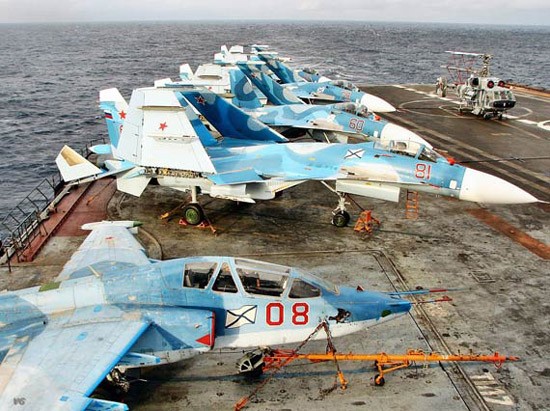 Máy bay chiến đấu Su-33 và Su-25 trên đường băng tàu sân bay Kuznetsov của Hải quân Nga