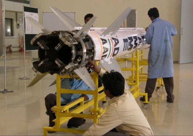 Tên lửa đánh chặn của Ấn Độ đang được nhân viên kiểm tra