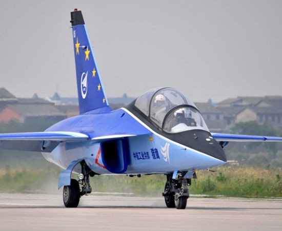 Máy bay huấn luyện L-15 do Trung Quốc sản xuất có bề giống giống máy bay huấn luyện Yak của Nga