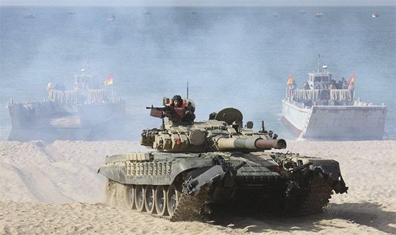 Xe tăng chiến đấu T-72 của Lục quân Ấn Độ tham gia diễn tập ứng phó với hành động "xâm lược" của Trung Quốc.