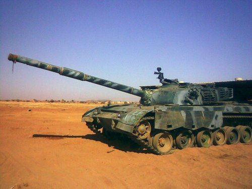 Trung Quốc đẩy mạnh thâm nhập vào châu Phi về kinh tế, trong đó cũng chú trọng xuất khẩu các loại vũ khí trang bị để kiếm tiềm. Trong hình là xe tăng chiến đấu Type 96 mà Trung Quốc xuất khẩu cho Sudan.