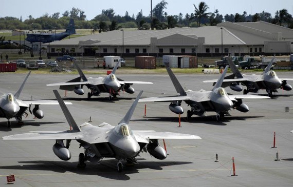 Máy bay chiến đấu F-22 tại căn cứ quân sự Mỹ tại Okinawa, Nhật Bản
