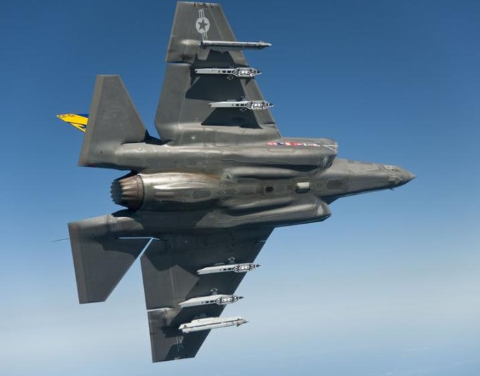 Máy bay chiến đấu tàng hình F-35C Mỹ thử nghiệm vũ khí