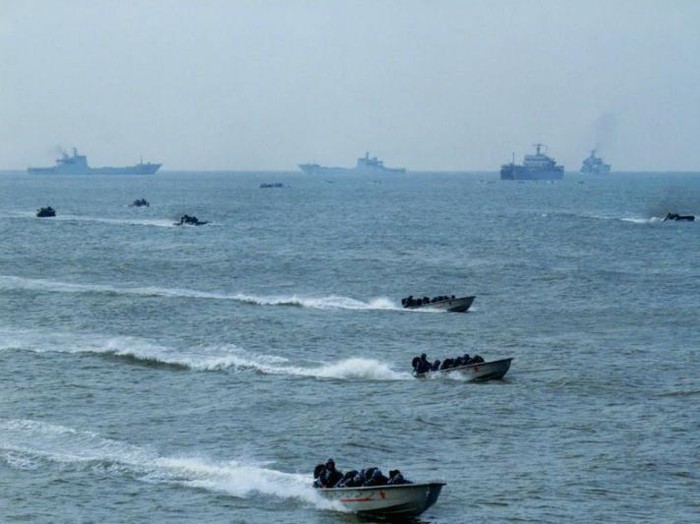 Quân đội Trung Quốc hiện đang tập trung vào tranh chấp lãnh thổ biển đảo với các nước láng giềng ở châu Á-Thái Bình Dương, đáng chú ý là các hoạt động tập trận với nhiều khoa mục có tính chất răn đe vũ lực đối với láng giềng.