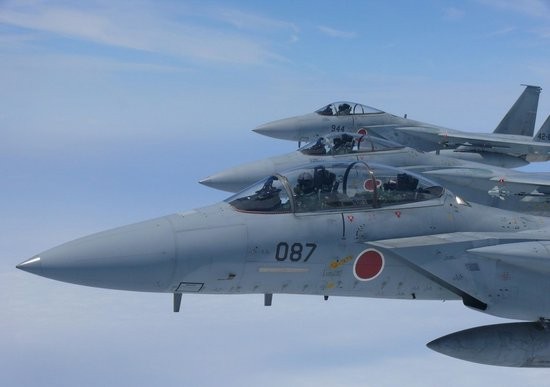 Nhật Bản sẽ tăng cường triển khai 1 phi đội máy bay cảnh báo sớm E-2C (trên) và 1 phi đội máy bay chiến đấu F-15J cho căn cứ Naha, tỉnh Okinawa - hướng tây nam