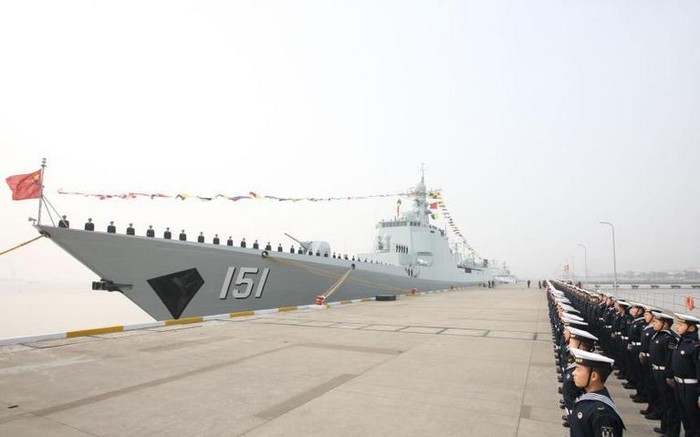 Ngày 26 tháng 12 năm 2013, Trung Quốc tiến hành bàn giao tàu khu trục tên lửa Trịnh Châu, số hiệu 151, Type 052C cho Hạm đội Đông Hải, Hải quân Trung Quốc.