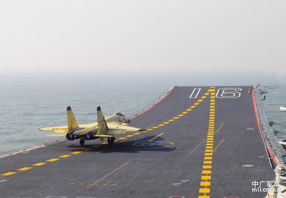 Trung Quốc đã ra sức thử nghiệm cất/hạ cánh máy bay chiến đấu J-15 trên tàu sân bay Liêu Ninh, hiện nay được cho là đã bắt đầu sản xuất hàng loạt.