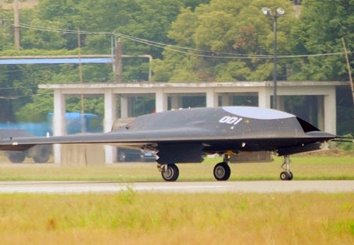 Máy bay chiến đấu không người lái Lợi Kiếm Trung Quốc vừa bay thử được cho là sẽ trang bị cho tàu sân bay tương lai