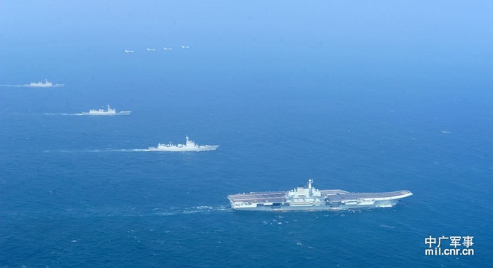 Theo báo Nga, Trung Quốc đang đồng thời chế tạo 2 tàu sân bay. Trong hình là tàu Liêu Ninh thử nghiệm, huấn luyện trên Biển Đông.
