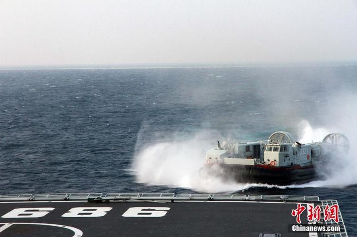 Tàu đổ bộ cỡ lớn Trường Bạch Sơn và tàu đệm khí Hạm đội Nam Hải trong cuộc tập trận tấn công đổ bộ bất hợp pháp ở quần đảo Hoàng Sa từ ngày 21 đến ngày 22 tháng 1 năm 2014.