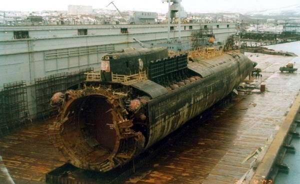 Xác tàu ngầm hạt nhân Kursk Nga