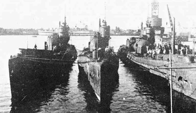 Tàu ngầm Hải quân Nhật Bản cũ đến quân cảng Mỹ đầu hàng sau khi thua trận