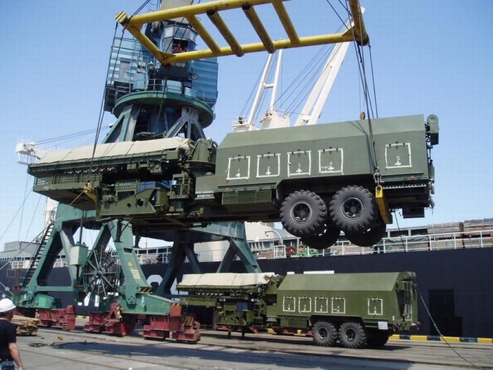 Radar tìm kiếm 3D di động ST68UM (36D6-M) dùng cho tên lửa S-300PMU của Việt Nam được vận chuyển ở cảng Sài Gòn, thành phố Hồ Chí Minh