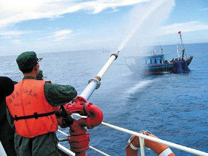 Tàu cảnh sát biển Trung Quốc dùng vòi rồng tấn công tàu cá Philippines (nguồn được Thời báo Hoàn Cầu, TQ trích dẫn). Tuy nhiên, nhìn kỹ hình hình ảnh có thể nhận thấy đây là tàu cá của ngư dân Việt Nam với hình dáng tàu đặc trưng cũng như lá cờ đỏ, sao vàng cắm trên cao.