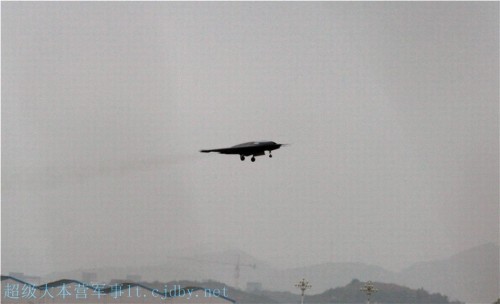 Hình ảnh này được cho là máy bay tấn công không người lái Lợi Kiếm (LJ) Trung Quốc bay thử
