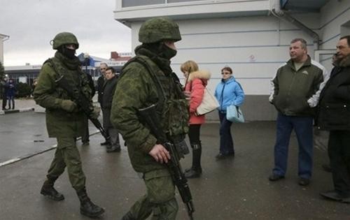 Binh sĩ Nga tuần tra trên đường phố Crimea