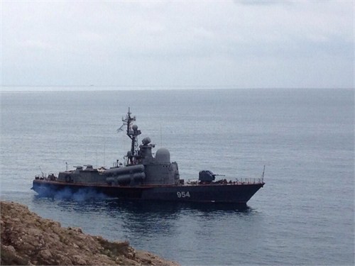 Tàu tên lửa của Hạm đội Biển Đen Nga tại lối vào cảng Balaklava, Ukraine