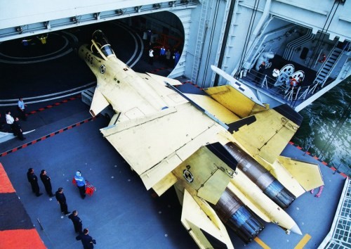 Máy bay chiến đấu J-15 được đưa lên tàu sân bay huấn luyện