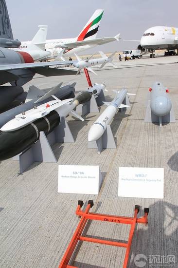 Trung Quốc trưng bày máy bay chiến đấu Kiêu Long tại Triển lãm hàng không quốc tế Dubai lần thứ 13 năm 2013.