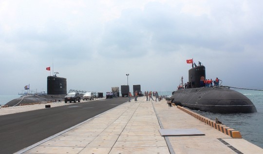 Tàu ngầm Hà Nội (bên trái) và tàu ngầm Hồ Chí Minh thuộc lữ đoàn 189, Hải quân Việt Nam, sẽ hợp sức với nhau, sẵn sàng bảo vệ chủ quyền biển đảo.