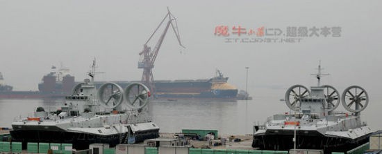 Tàu đổ bộ đệm khí hạng nặng Zubr của Hải quân Trung Quốc (hình ảnh do dân mạng tuyên truyền)
