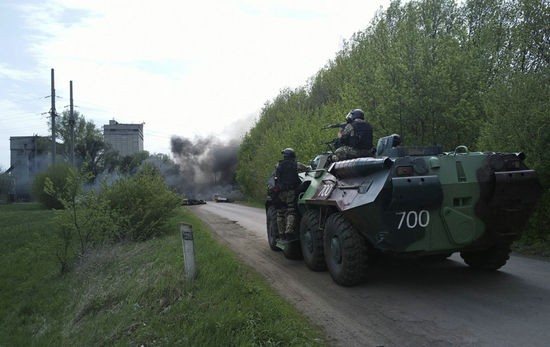 Quân đội Ukraine tấn công đô thị miền đông, lực lượng vũ trang thân Nga lập lá chắn trên đường.