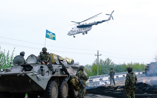 Binh sĩ Ukraine tại một trạm kiểm soát