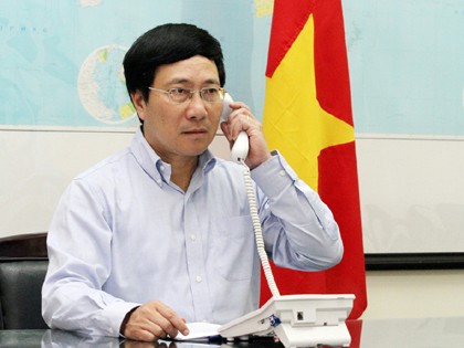 Phó Thủ tướng kiêm Bộ trưởng Ngoại giao Việt Nam Phạm Bình Minh yêu cầu Trung Quốc rút hết giàn khoan và các tàu hộ tống khỏi vùng biển của Việt Nam
