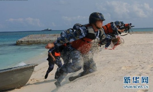 Tháng 3 năm 2013, biên đội tàu chiến Hạm đội Nam Hải cho quân tập trận đổ bộ đánh chiếm đảo trái phép ở vùng biển quần đảo Trường Sa thuộc chủ quyền của Việt Nam (ảnh tư liệu)