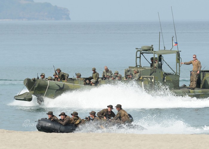 Quân đội Mỹ-Philippines trong một cuộc tập trận đột kích đổ bộ trên Biển Đông vào ngày 9 tháng 5 năm 2014