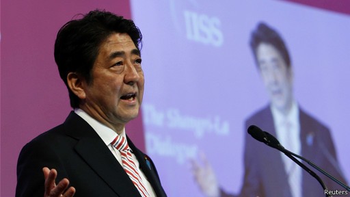 Thủ tướng Nhật Bản Shinzo Abe phát biểu tại Đối thoại Shangri-La tối ngày 30 tháng 5 năm 2014, chỉ trích hành động đơn phương của Trung Quốc trên Biển Đông