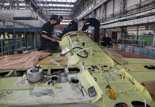 Công nhân đang lắp ráp máy bay Su-35