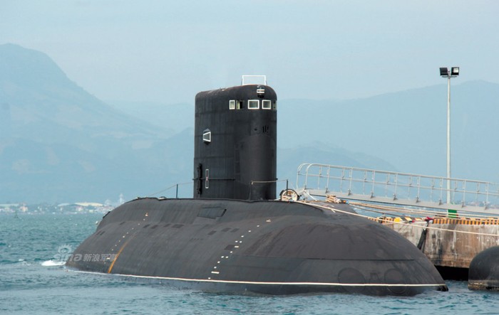 Tàu ngầm thông thường Hà Nội HQ182 của Hải quân Việt Nam, do Nga chế tạo. Việt Nam sẽ có lực lượng 6 tàu ngầm loại này vào năm 2016.
