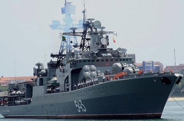 Ngày 17/6, đoàn chiến hạm Nga gồm tàu chống ngầm cỡ lớn Nguyên soái Shaposhnikov, tàu chở dầu Irkut và tàu cứu hộ Alatau đã ghé thăm không chính thức cảng Cam Ranh.