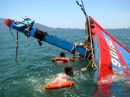 Trung Quốc khủng bố Việt Nam ở vùng đặc quyền kinh tế, thềm lục địa của Việt Nam: đâm chìm tàu cá Việt Nam.