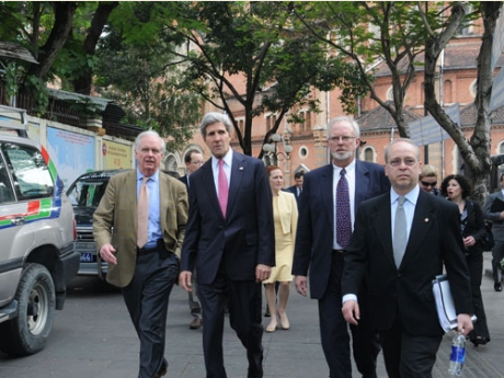 Ngoại trưởng Mỹ John Kerry trong một chuyến thăm Việt Nam