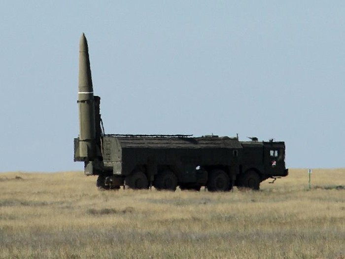 Tên lửa chiến thuật Iskander M Nga chuẩn bị bắn